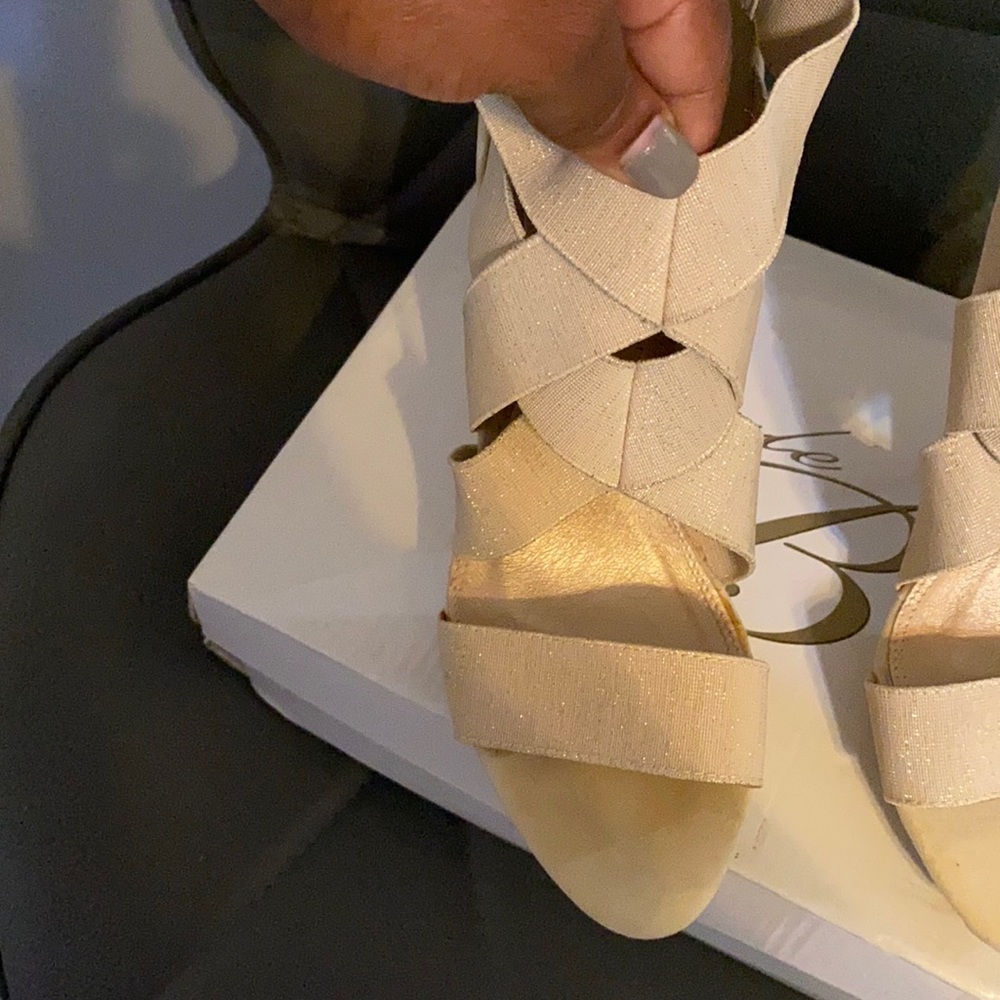 Beige heel with gold sparkles